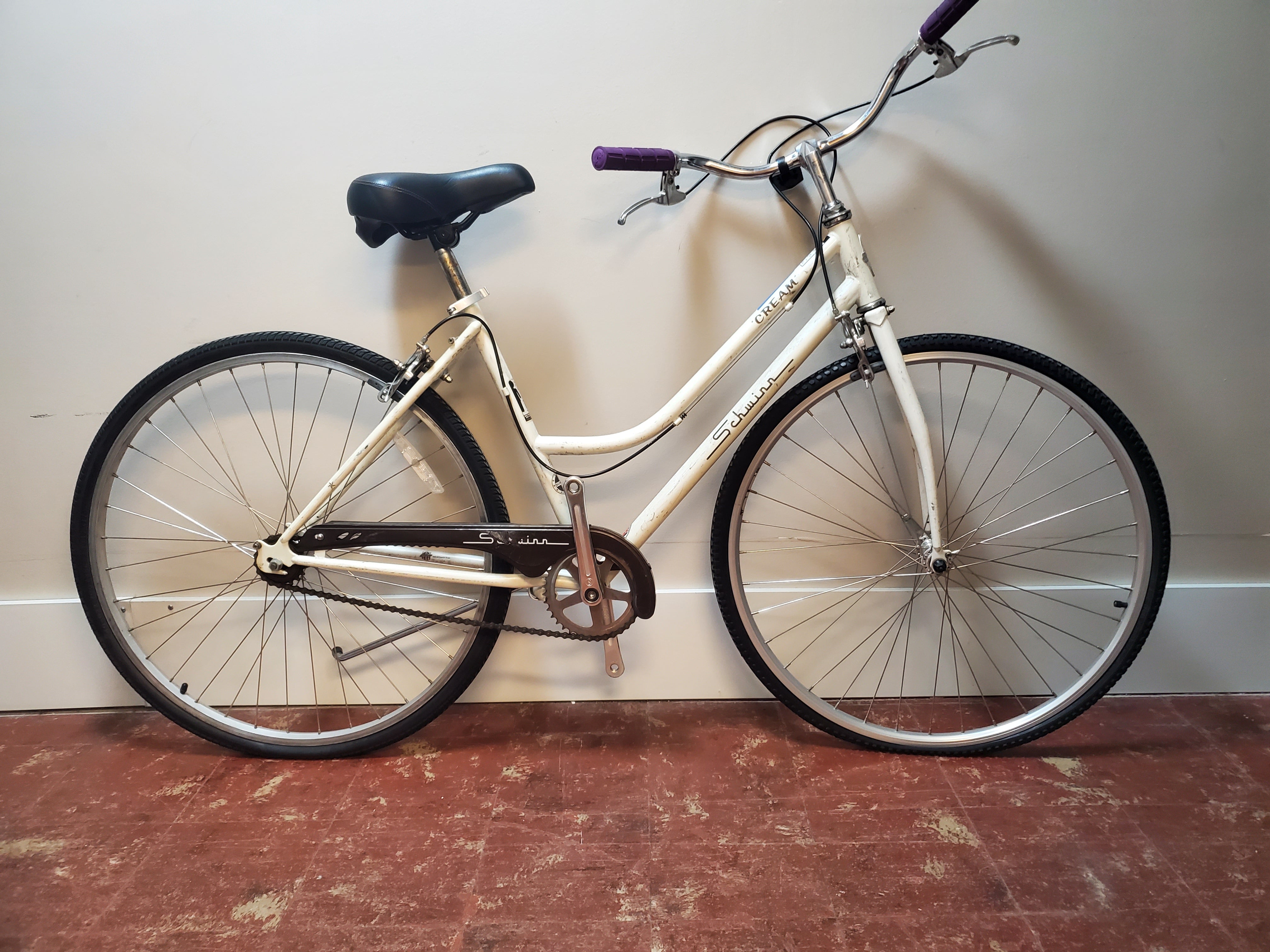 Schwinn White Bicycle Seat Schwinn DSB 700c Hybrid Bicycle With 21