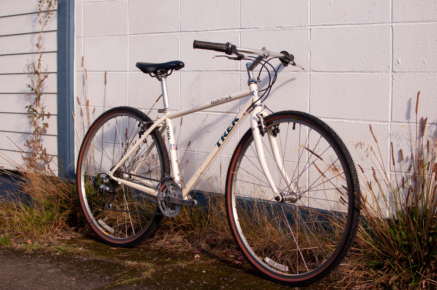 90s Trek 730 Multitrack Steel Hybrid bike, Pearl White & Navy Blue, 39cm/XS