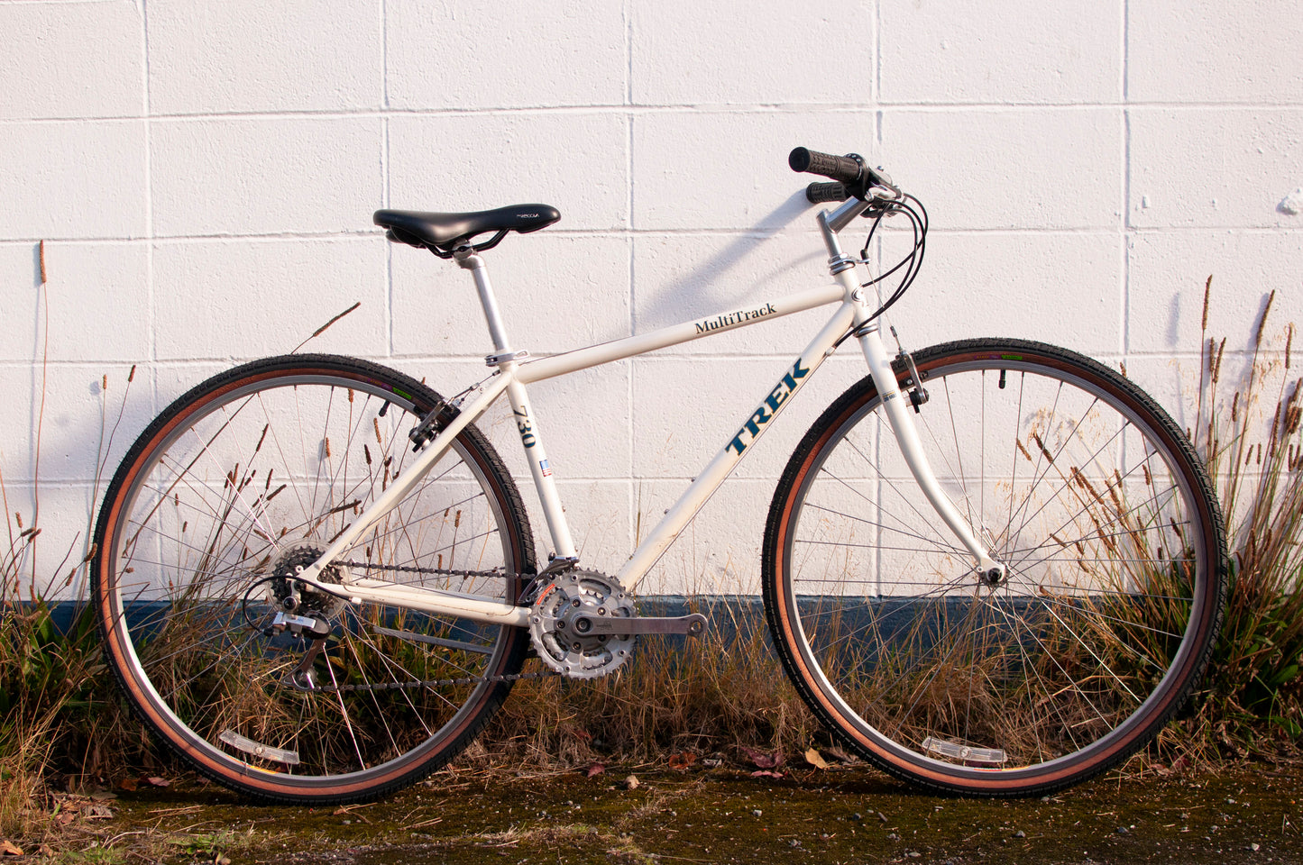 90s Trek 730 Multitrack Steel Hybrid bike, Pearl White & Navy Blue, 39cm/XS