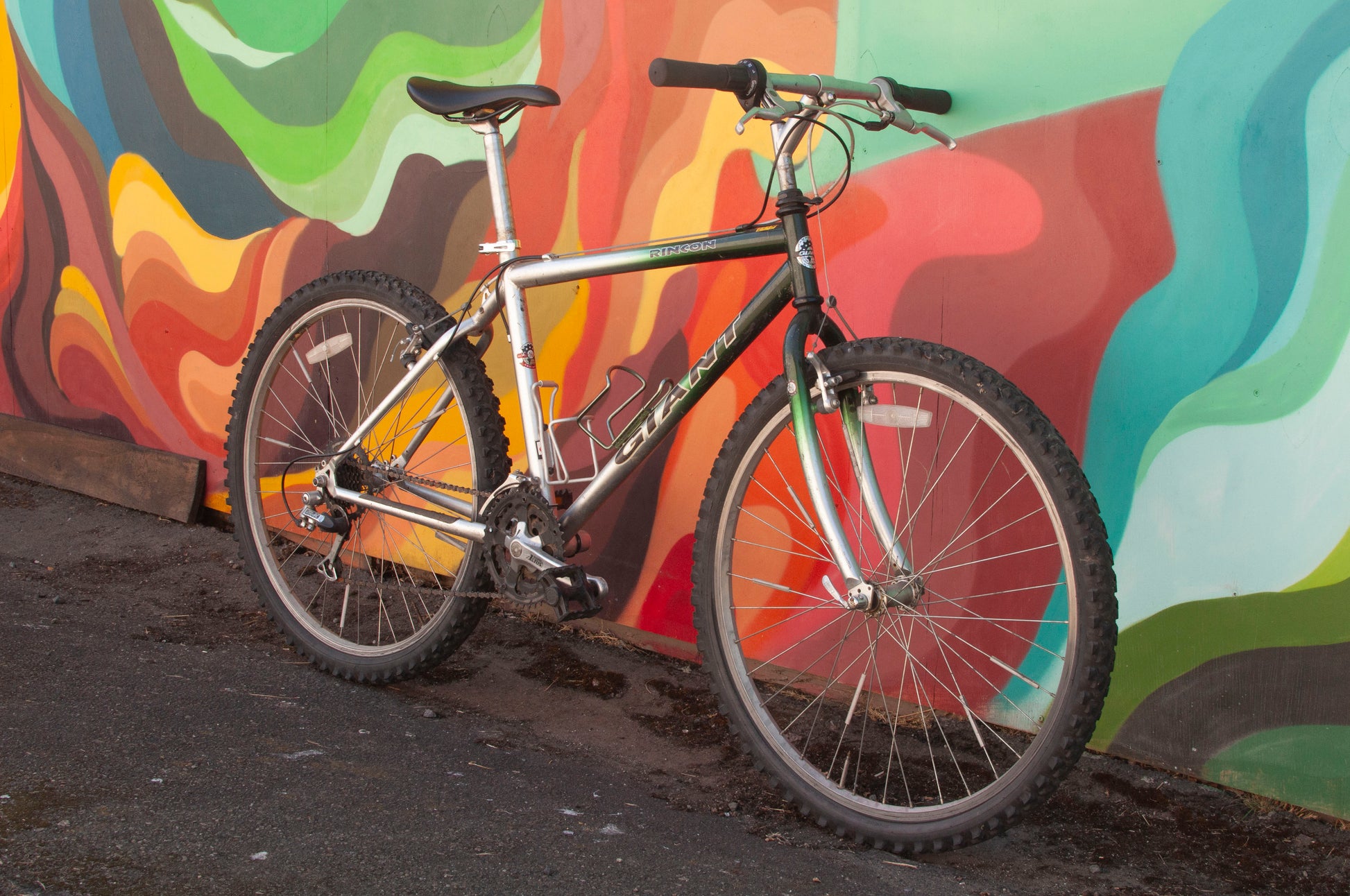 Giant Rincon Rigid Mountain Bike, Medium, Green & Silver, Used Giant Rincon Rigid Mountain Bike, Medium, Green & Silver, Used