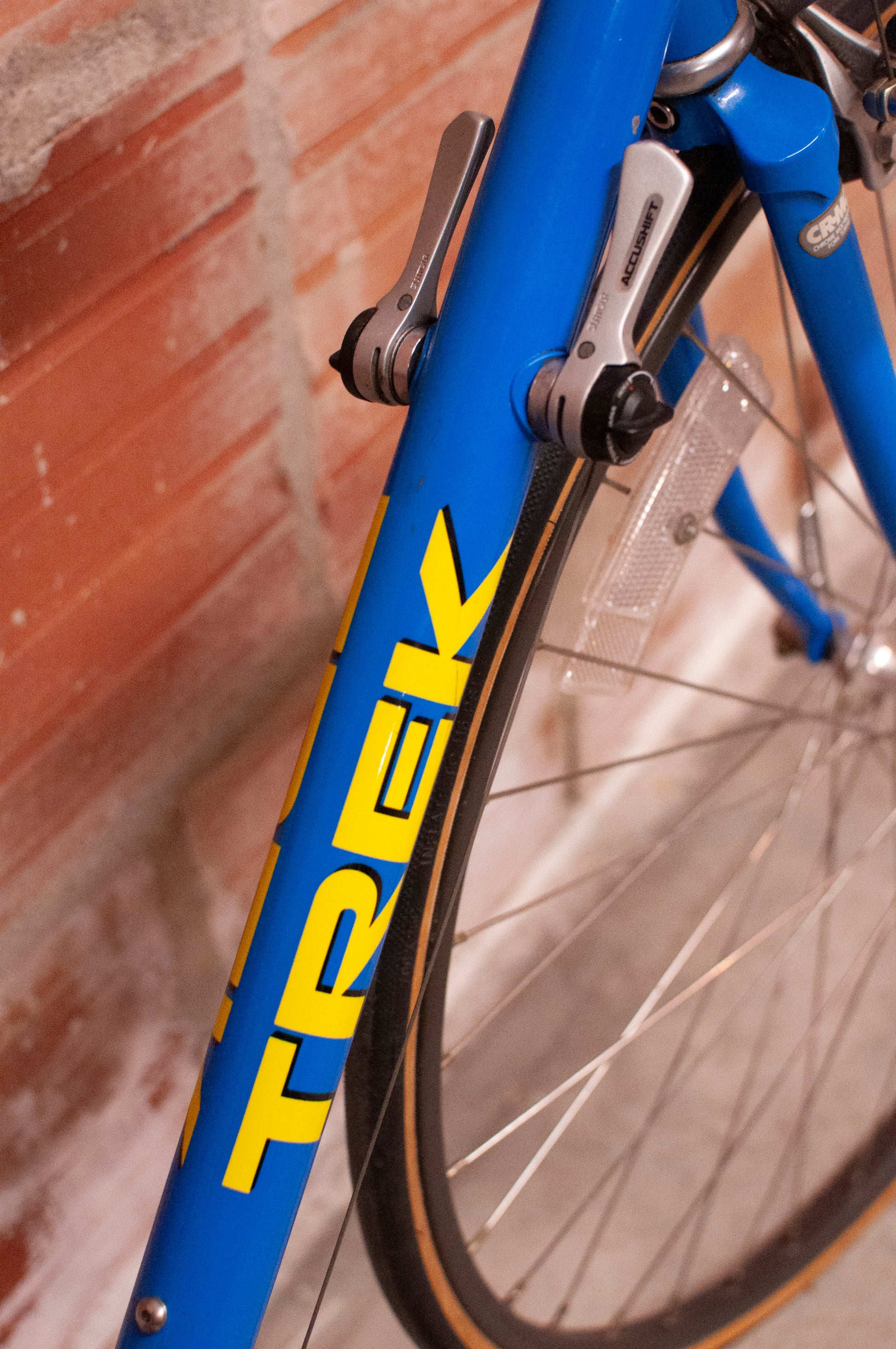 Trek 1100 Aluminum Road Bike, 61 cm/XL, Blue and Yellow – Cycle