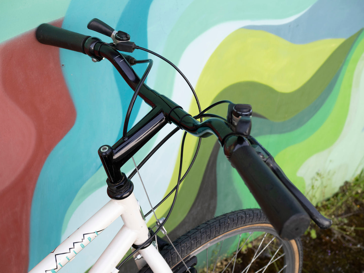 Early 90's Trek Antelope 830 Step-Thru Bike, White & Teal, 46cm