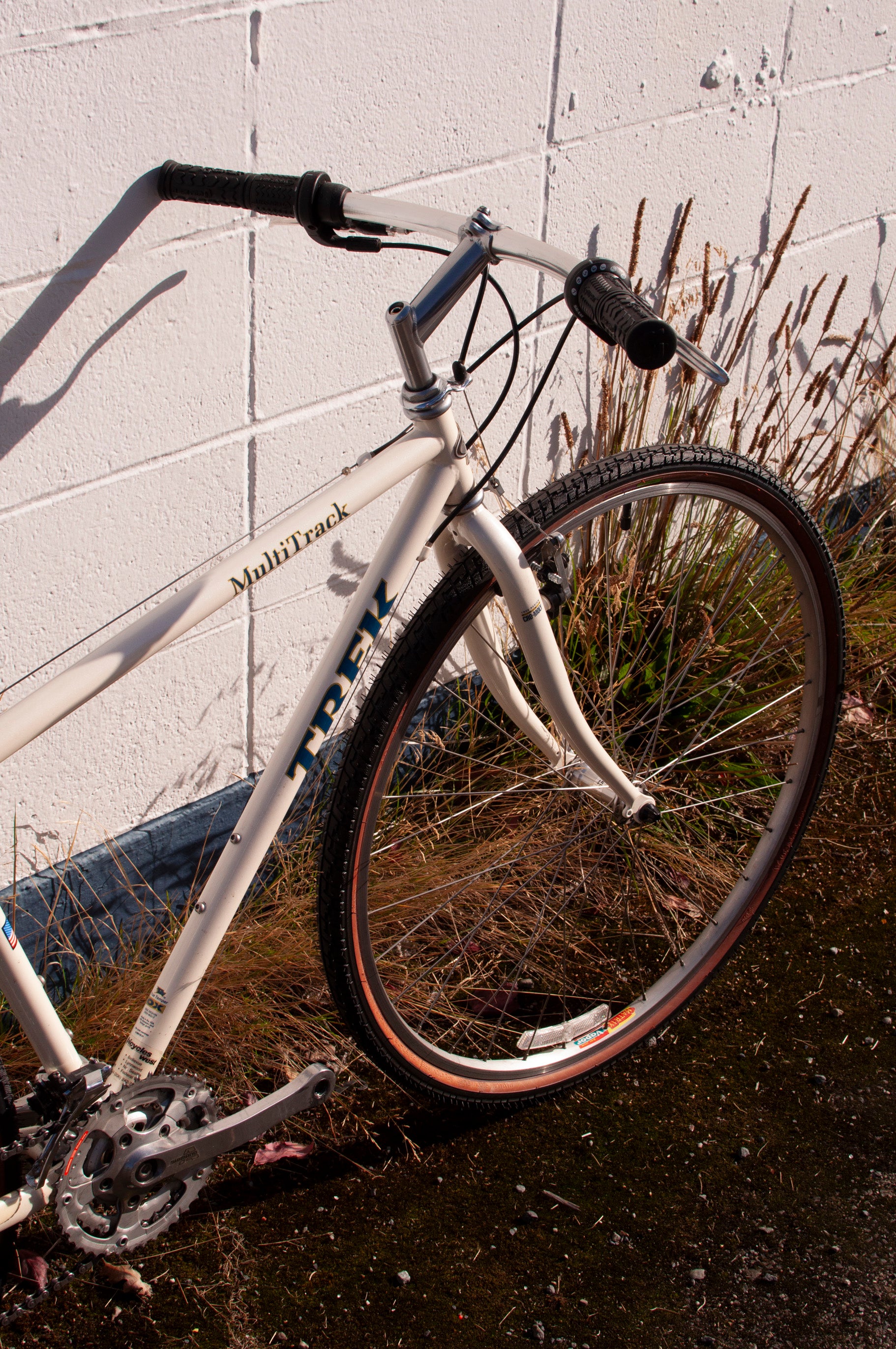 90s Trek 730 Multitrack Steel Hybrid bike, Pearl White & Navy Blue
